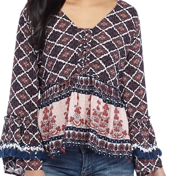 true craft Tops - 👚HP👚NWT peasant boho top w/ tassel bell sleeves